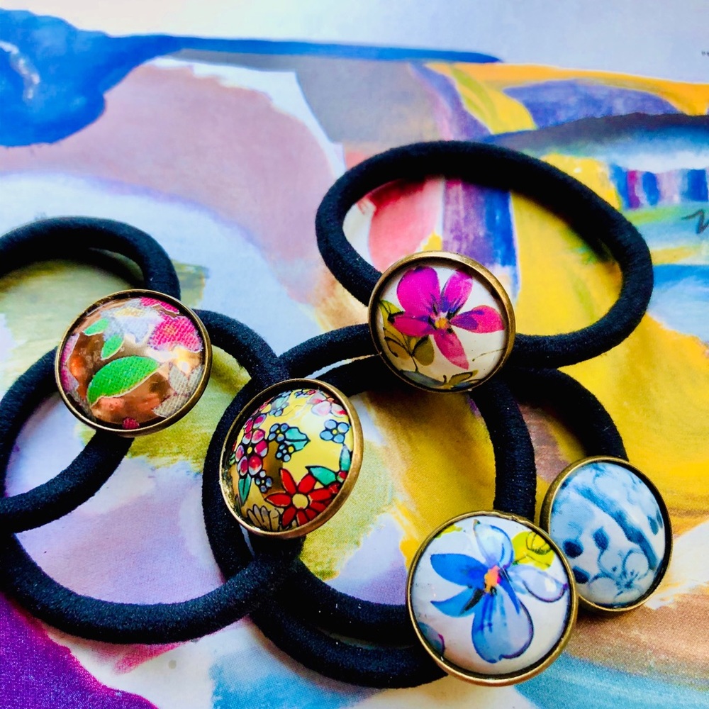 Pony tail bands with vintage tins. New. Set of 5